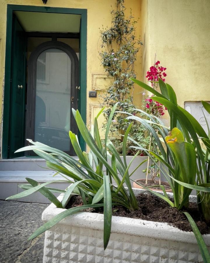Appartamento Jenniʻs Indipendent Tiny House Napoli Esterno foto
